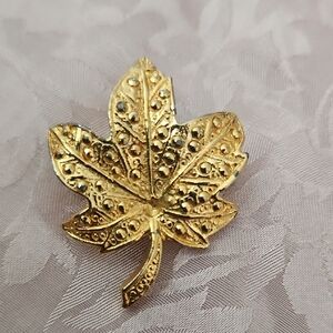 Vintage Maple Leave Gold Tone Brooch